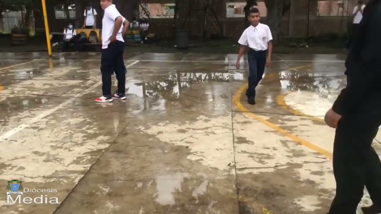 Monseñor Rolando José Alvarez Lagos, juega Voleibol