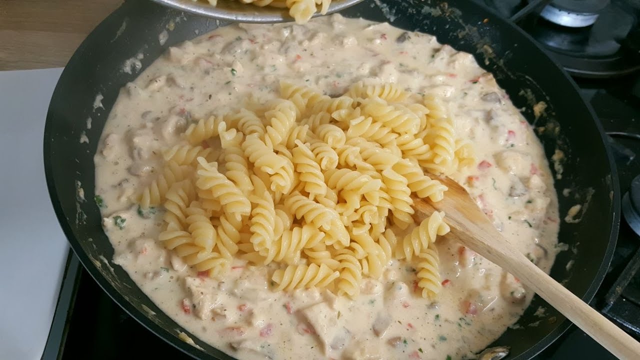 pâtes au poulet,crème fraîche et champignons , facile et rapide