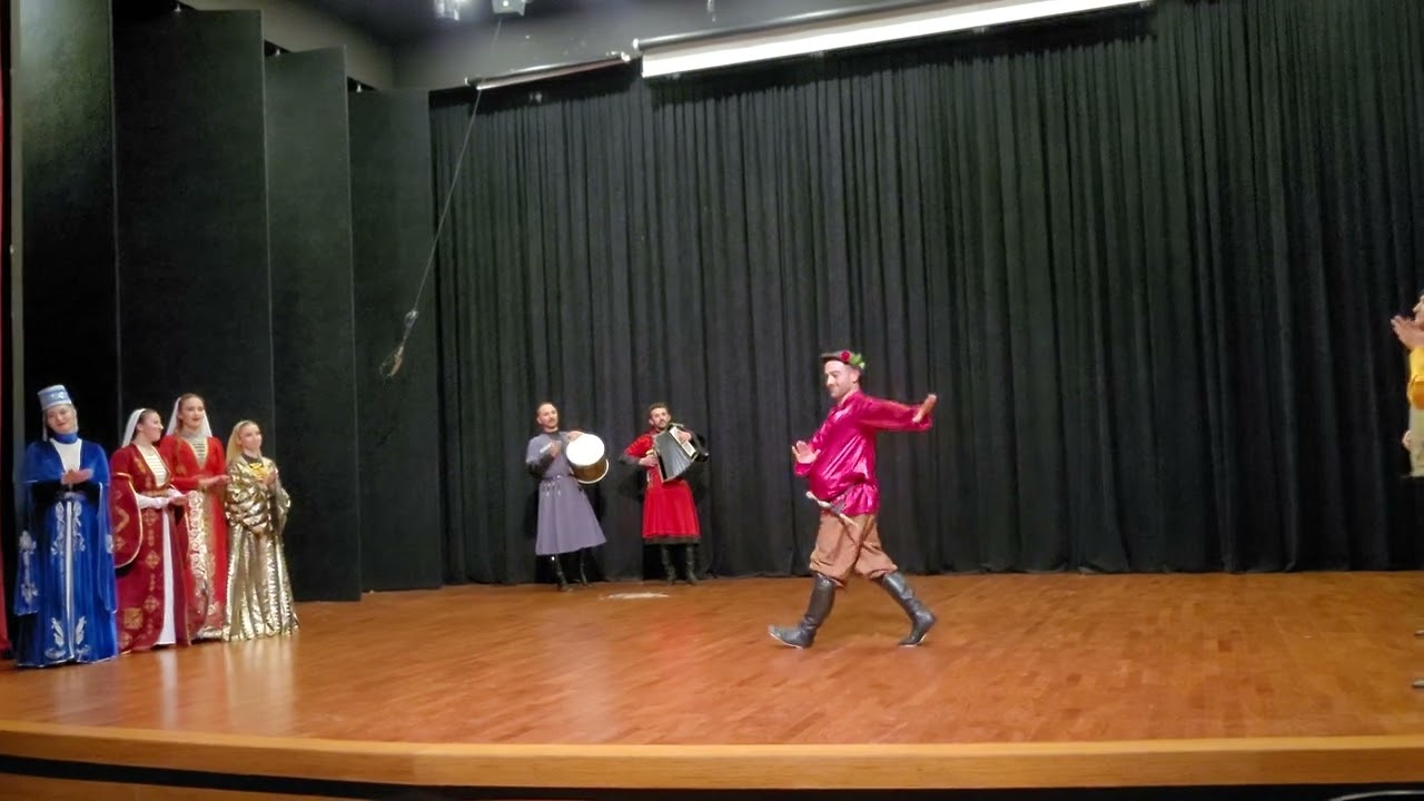 Dombay Halk Dansları Topluluğu Kafkas Dans Gösterisi (Karaçay - Çerkez) Video 11 Parodi