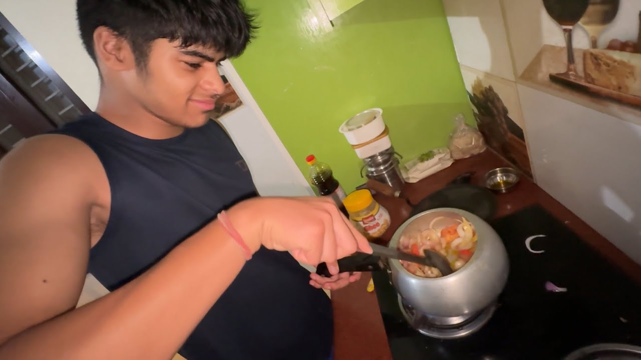 Om Ne Life Mein Pehle Baar Khana Banaya 😳