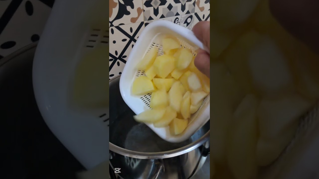 حساء بلبروكولي و الدجاج. لذيذ و مغدي 🤍👌
