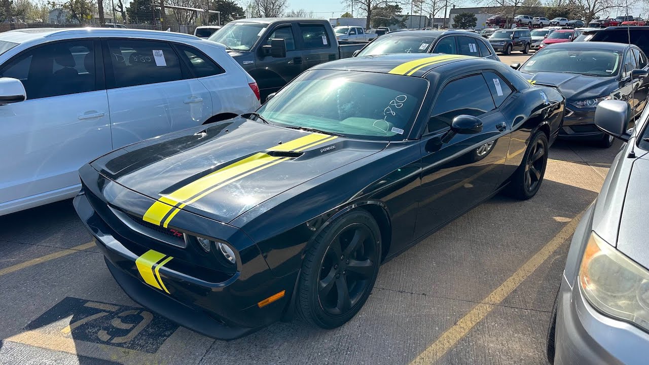 Dealer Auto Auction Walk Around - 6 Speed Challenger CHEAP With an Issue!