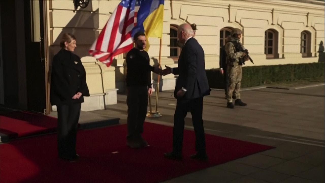 Biden a sorpresa a Kiev, la stretta di mano tra il presidente Usa e Zelensky