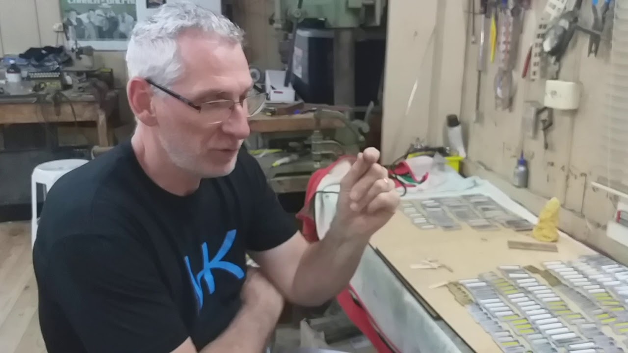 Cuidado com a cola para colar as válvulas no acordeon .