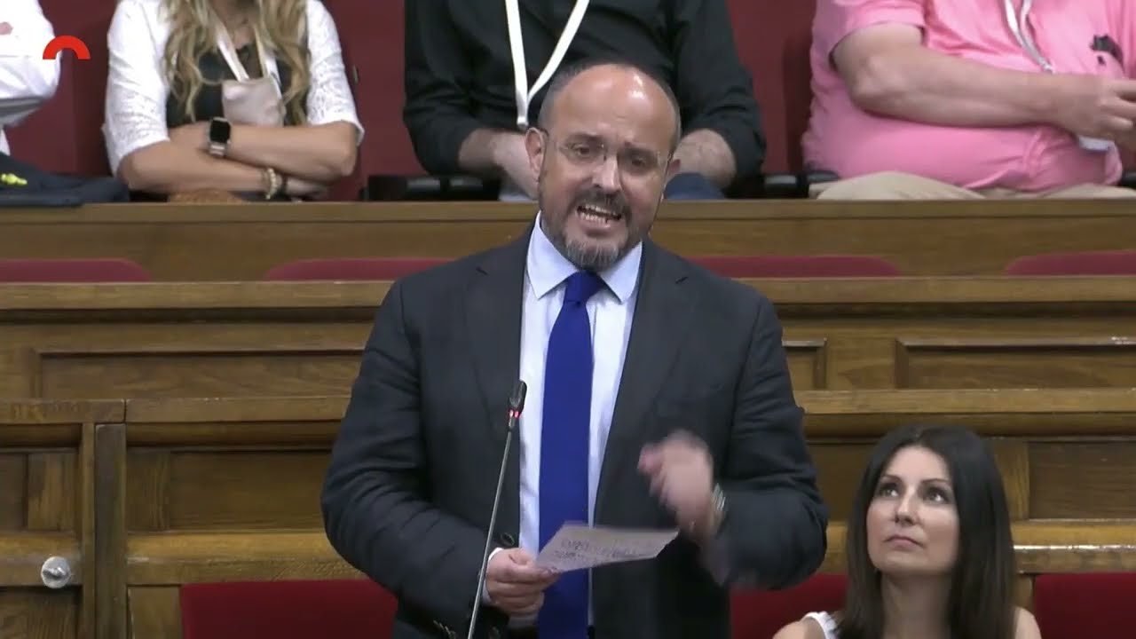 Alejandro Fernández pide la dimisión de Laura Borràs en la Pleno del Parlament