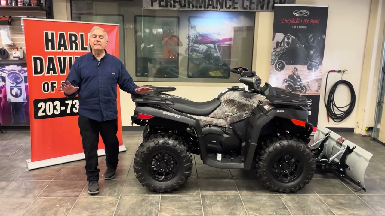 Мотоцикл CFMoto C600 Camo 2025 года выпуска с отвалом на автостоянке HD в Данбери.