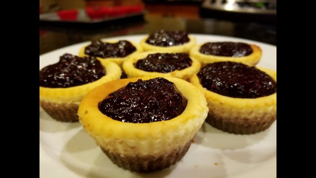 ชีสเค้กคีโต Keto Cheesecake with Three Berries Sauce.