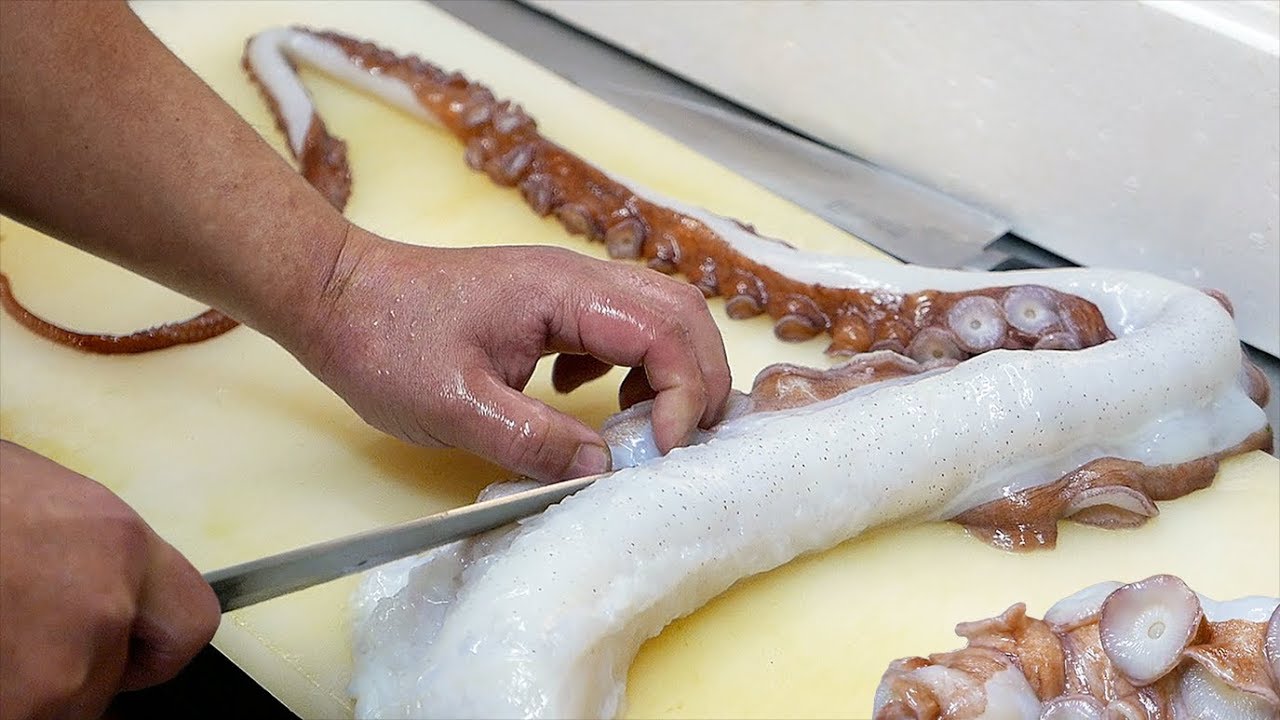 Японская уличная еда - огромная нога осьминога морепродукты Япония
