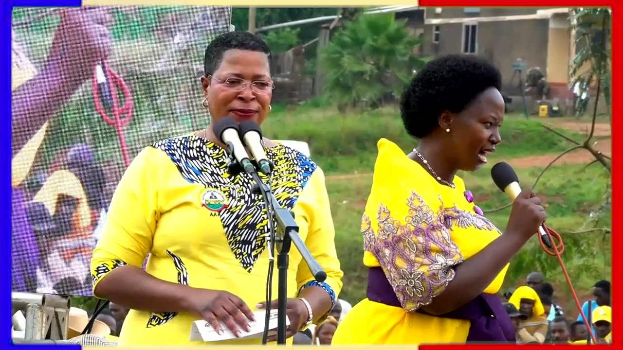 Шок: священник публично попросил Мусевени предоставить ему машину для финансовой поддержки.