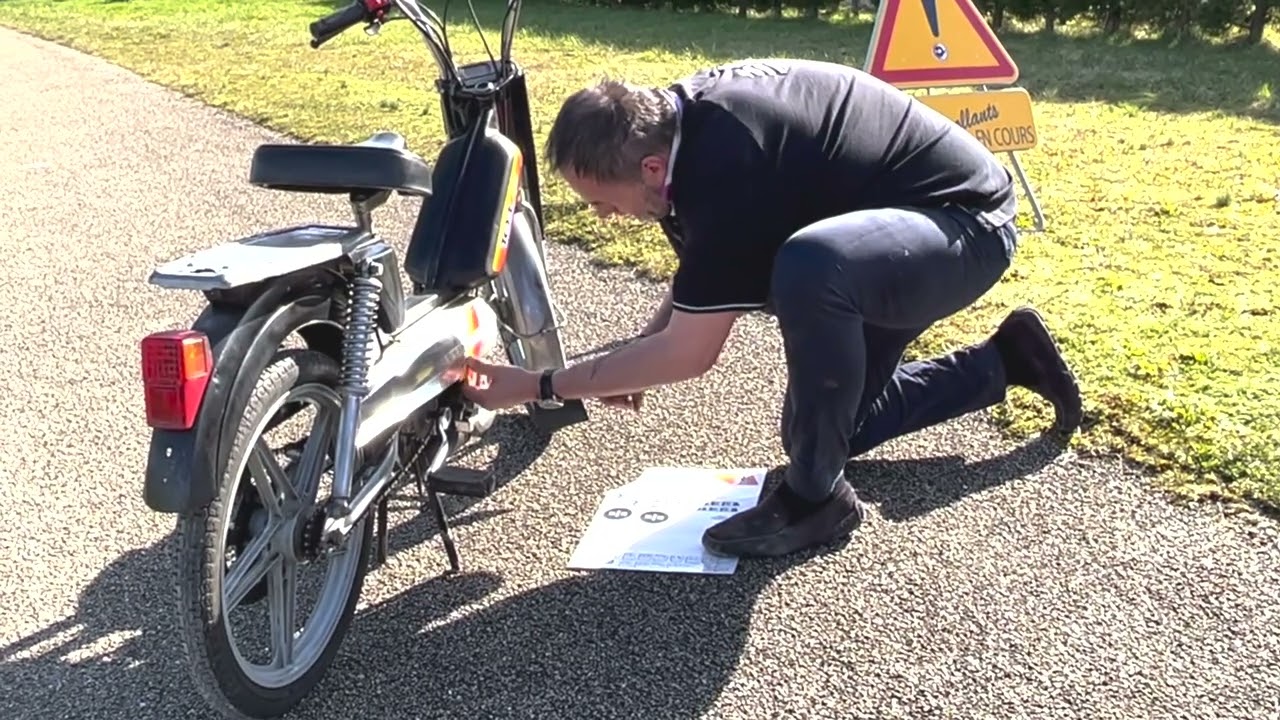 Pose de stickers Super Fabrique sur une Peugeot 103.