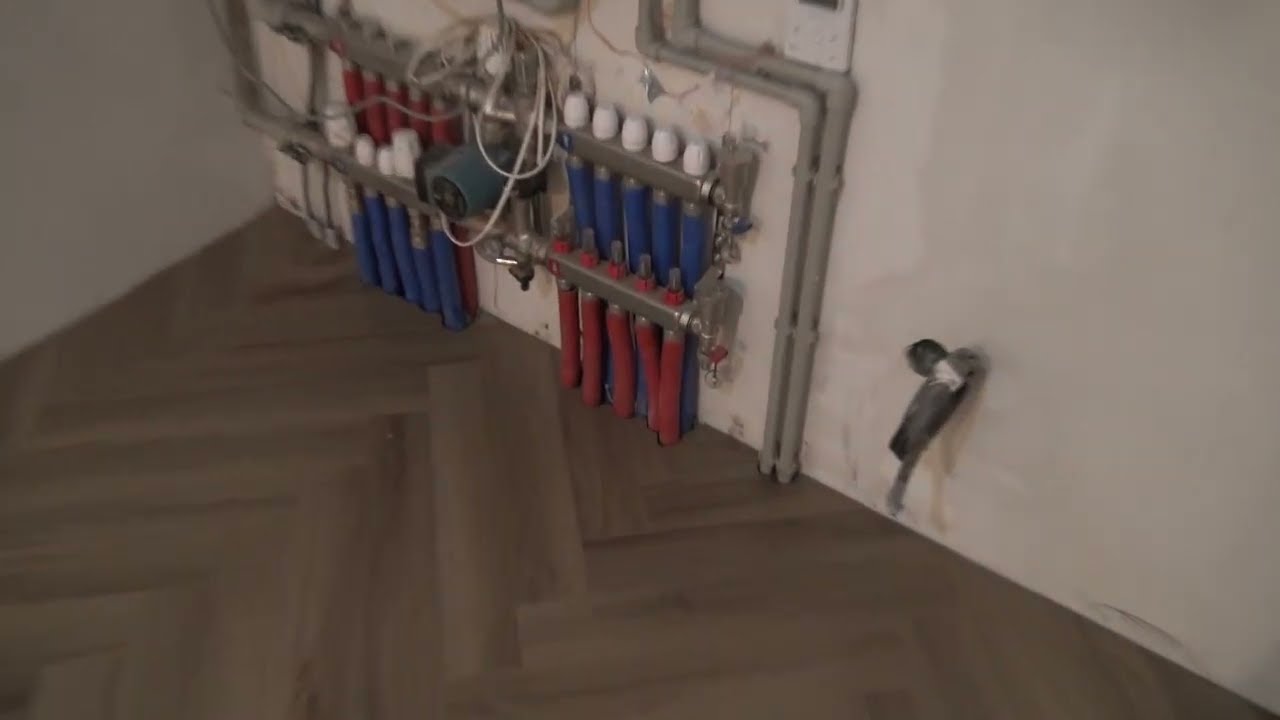 Как выглядит пол ёлочкой в квартире 45 м²? (Результат работы)