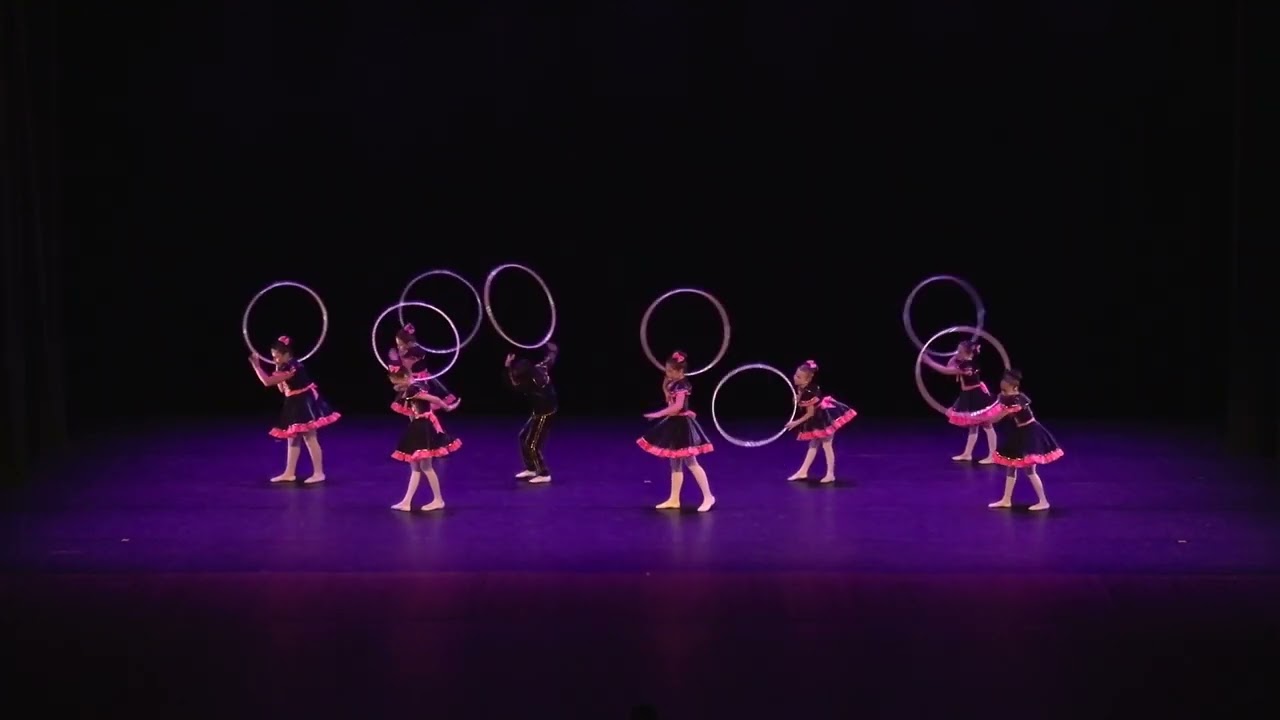 Coreografia Bambolê. Mostra de dança infantil a noite é uma criança. Coreógrafa Aline Karkow
