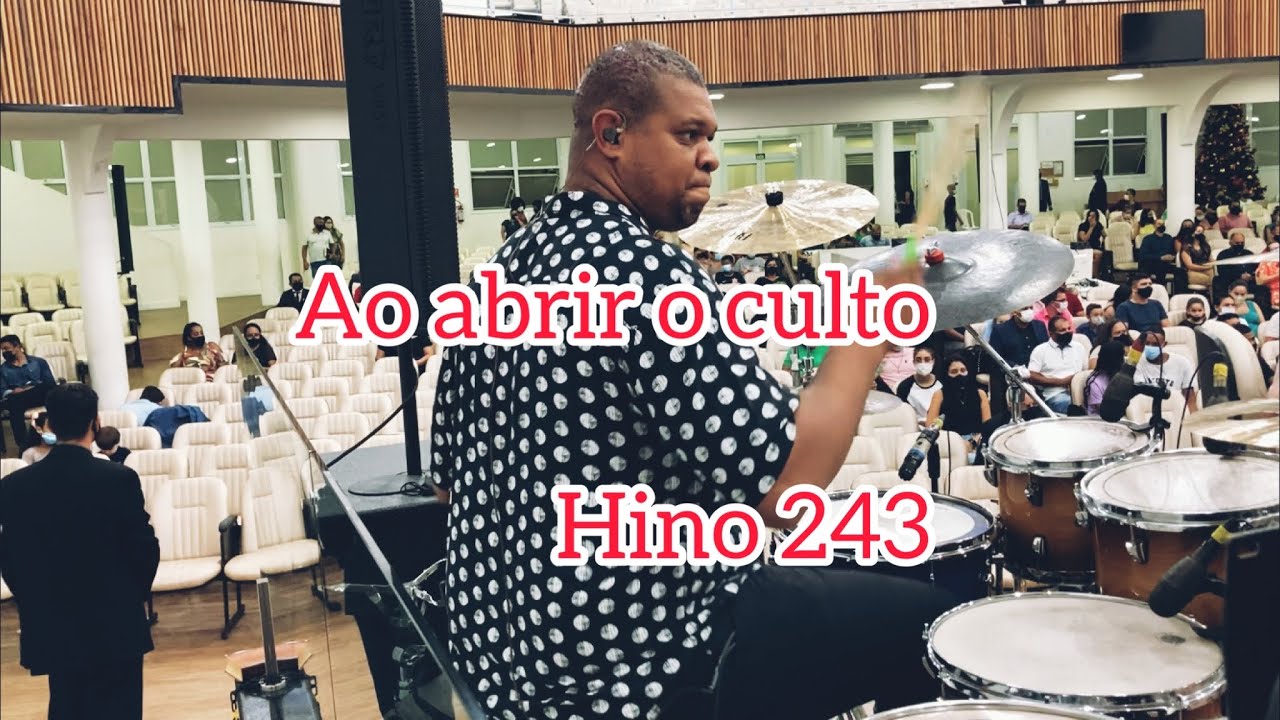 Denis Cruz hino da harpa 243 ao abrir o culto