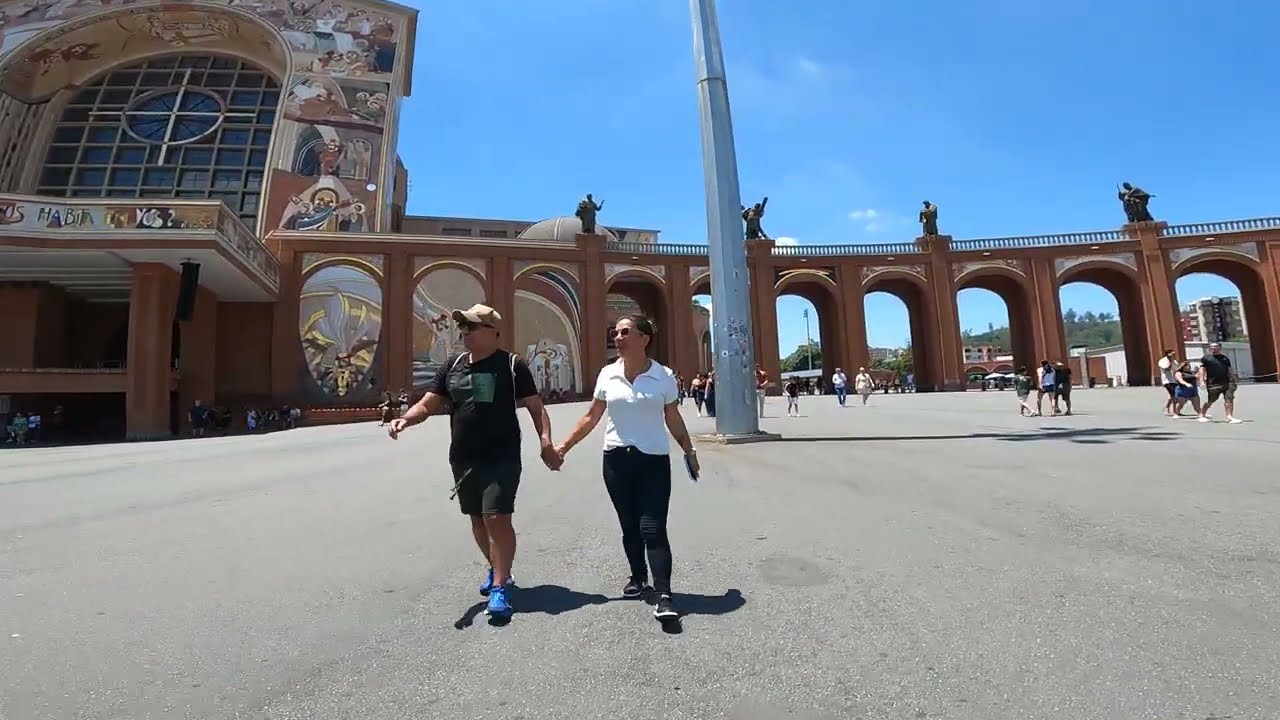 Santuário Nacional de Aparecida - Praça da Basílica e entrada para o bondinho