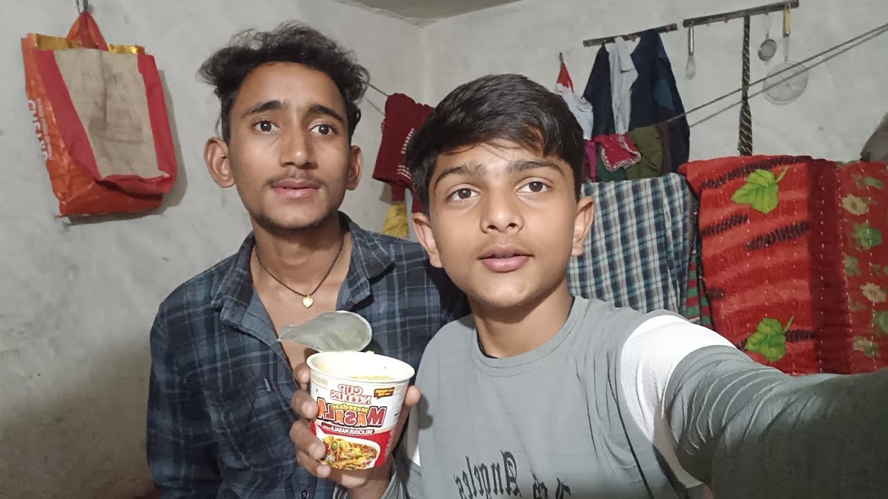 Cup noodle majedar masala Mama ji ka Ladka ke sath khaye 🙏