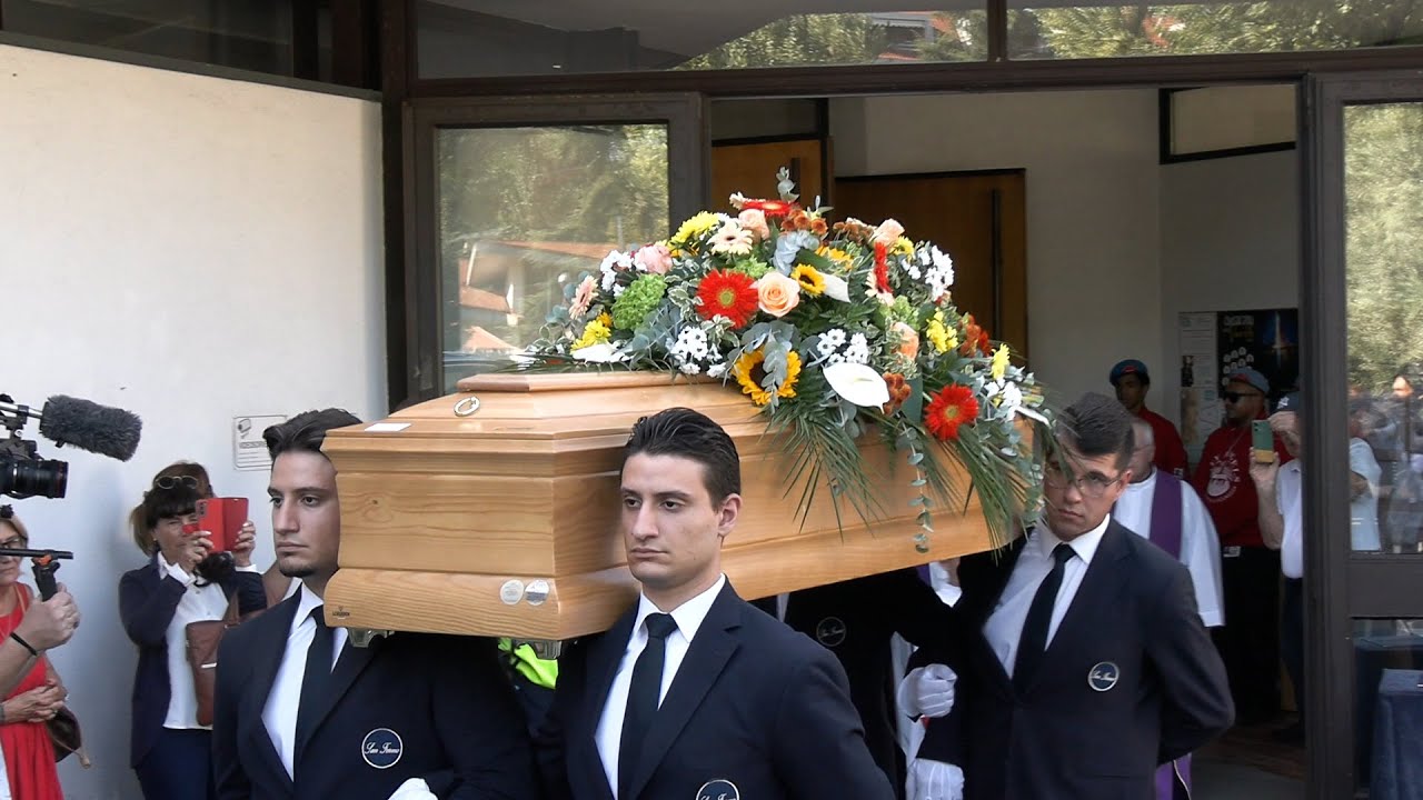 Funerali Emilio Fede, l'uscita del feretro dalla chiesa di Segrate