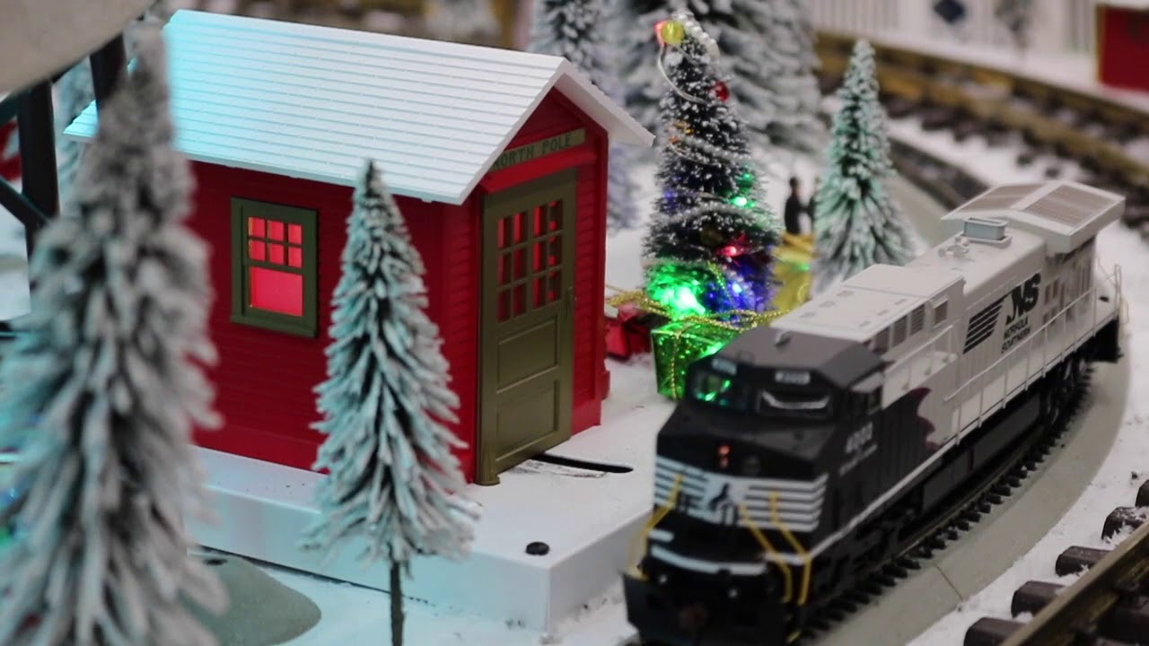 Athearn Roundhouse #97256 AC4400CW, NS/Black & Gray w/Red Stripe #4002