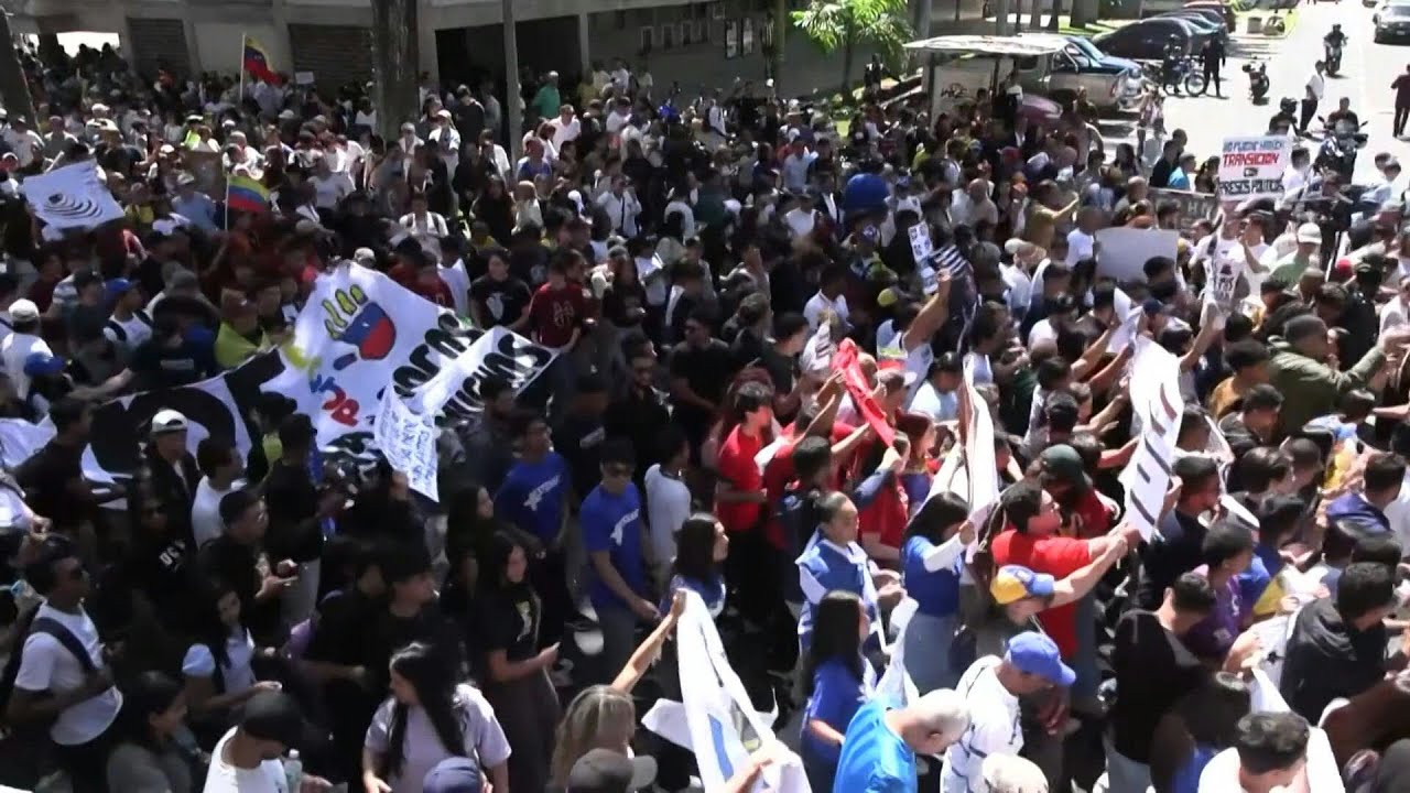 Thousands march in the Venezuelan capital on Youth Day as government debates amnesty bill | AFP