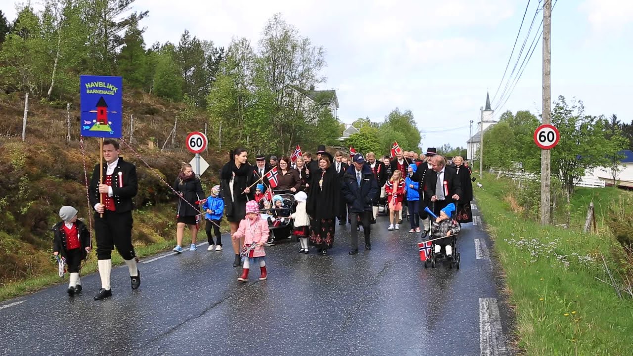 Pelle leder an i 17 mai toget
