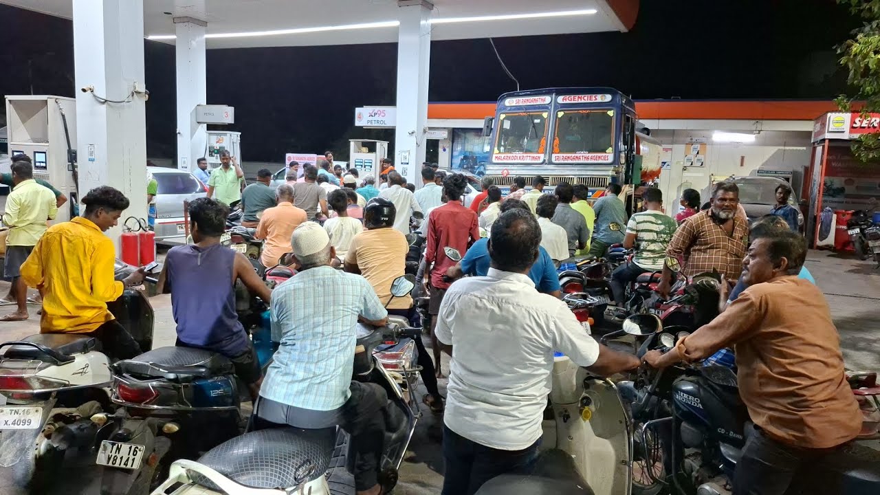 செஞ்சியில் பெட்ரோல் தட்டுப்பாடா? நீண்ட வரிசையில் நின்று பெட்ரோல் நிரப்பும் வாகன ஓட்டிகள் 