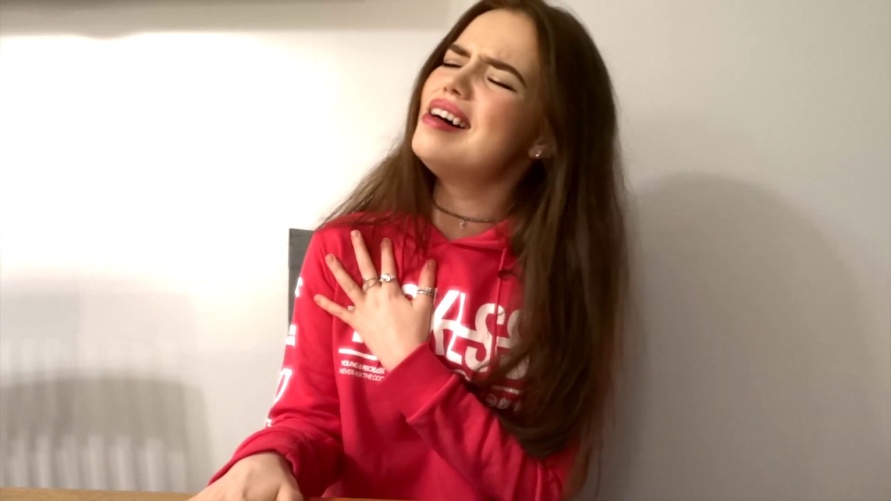 Mara Justine Sings 