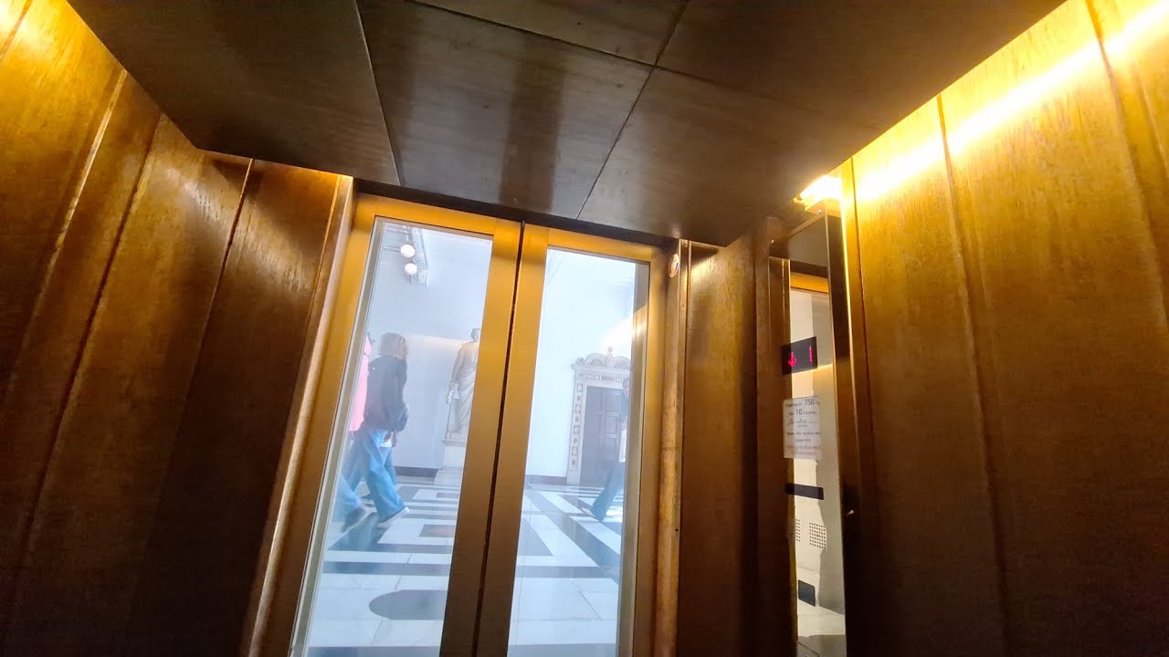 Joh. Holtz Aufzug (mod!) im Neuen Rathaus in Bremen
