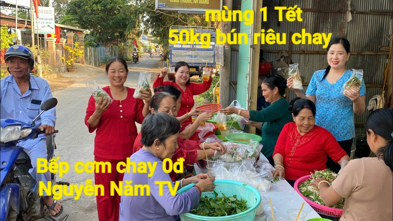 Mùng 1 Tết Bếp cơm chay 0đ NGUYỄN NĂM TV phát 50kg bún riêu chay Và cafe trà đá đường