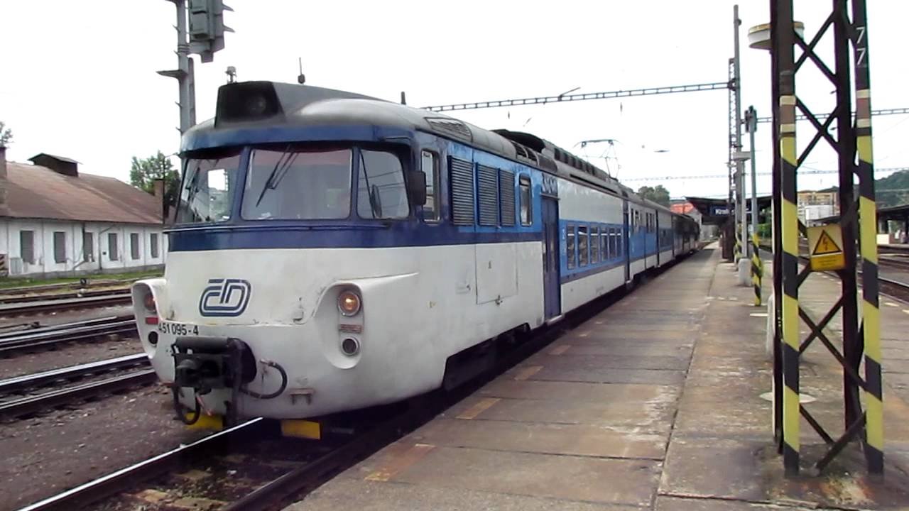 Ausfahrt eines 451 aus dem Bf Kralupy nad Vltavou