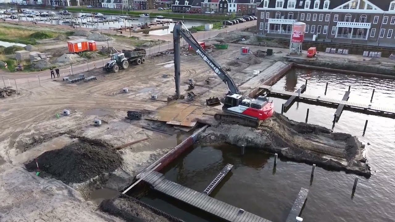 blauwstad drone vliegen langs de kranen kok Bakkeveen /Jelle Bijlsma B.V. /koolzaad Oost Groningen