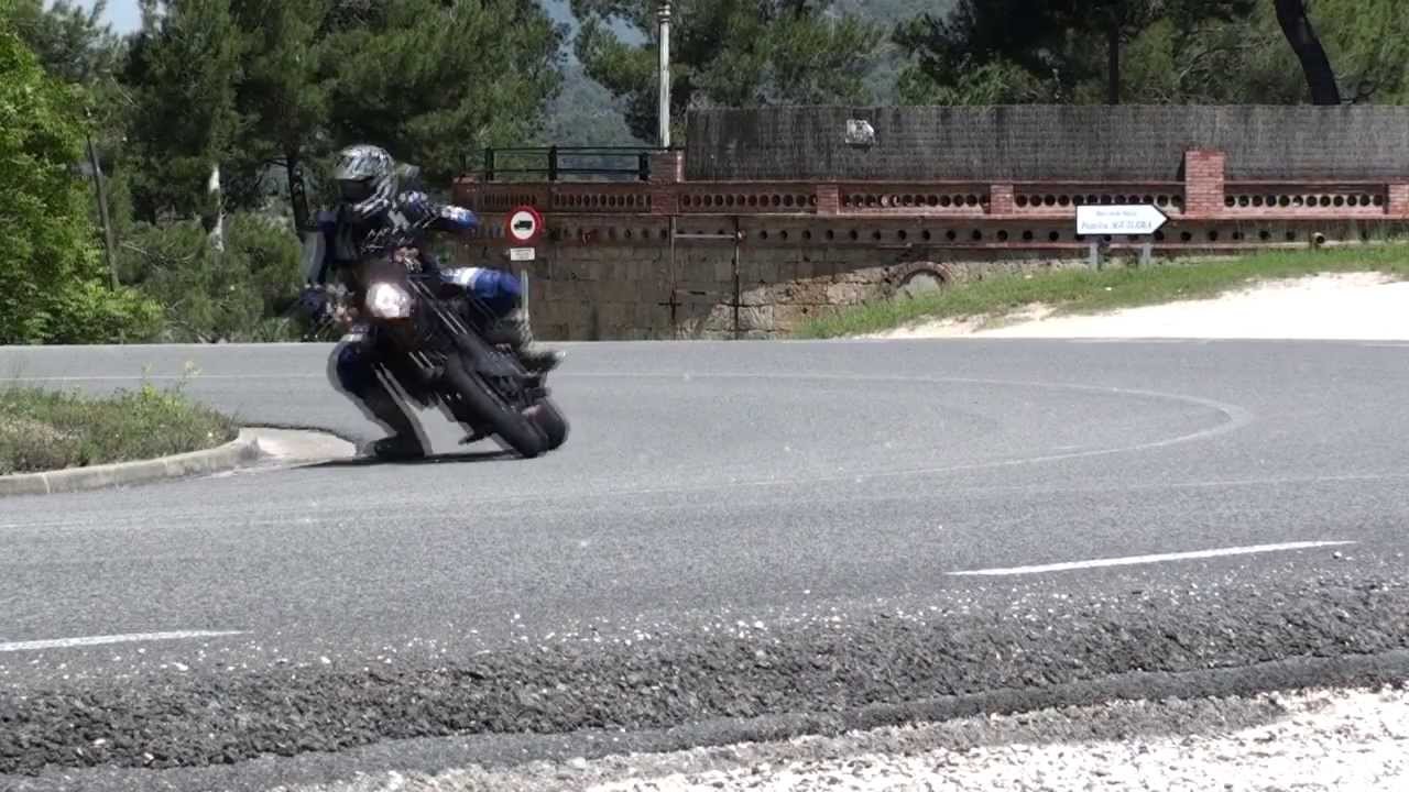 KTM 950 SUPERMOTO R - KTM 990 SUPERDUKE - BMW K1200R - Road Test