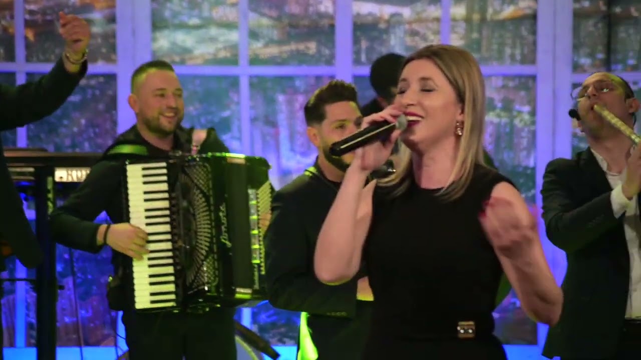 Marija Petkovska i Grupa Kruna - Ah, vie ludi mladi godini - Na zdravje LIVE TV Show