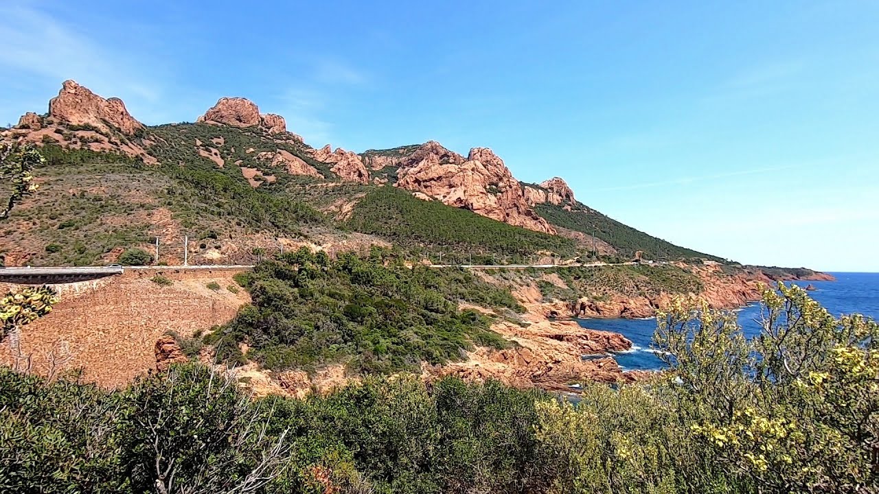 Sur la route de la Corniche d'Or - Au pied de l'Estérel - Saint-Raphaël