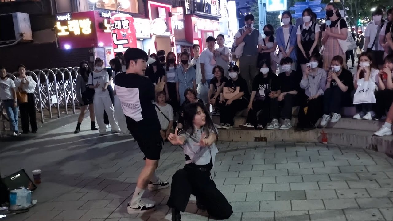 SUNDAY. YU KAGAWA & SHINHWA. BEAUTIFUL FASCINATING HONGDAE BUSKING.