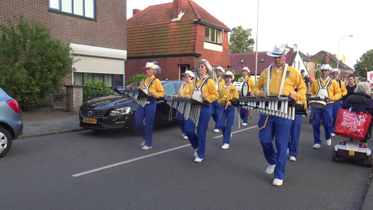 Intocht Avondvierdaagse Veendam 2016 lv