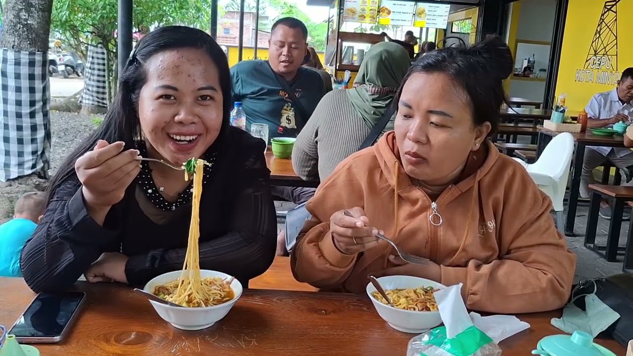 LANJUT MAKAN SIANG ,SETIAP KESINI PASTI RAMAI PENGUNJUNG DAN RASANYA MASIH SAMA KAYAK YANG DULU