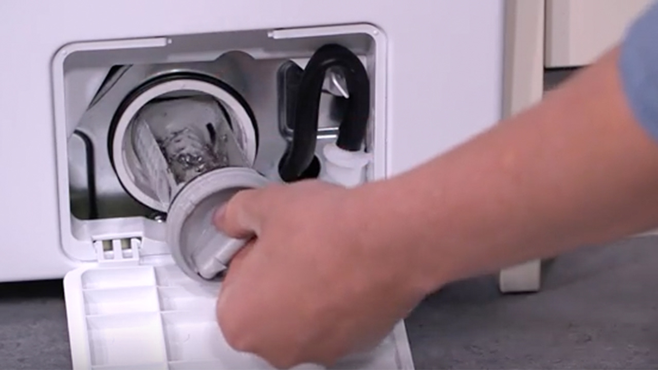 Samsung AddWash: Reinigung des Flusensiebs