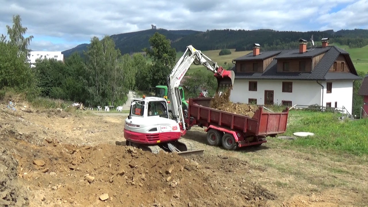 Takeuchi TB 290 - nakládání zeminy na John Deere