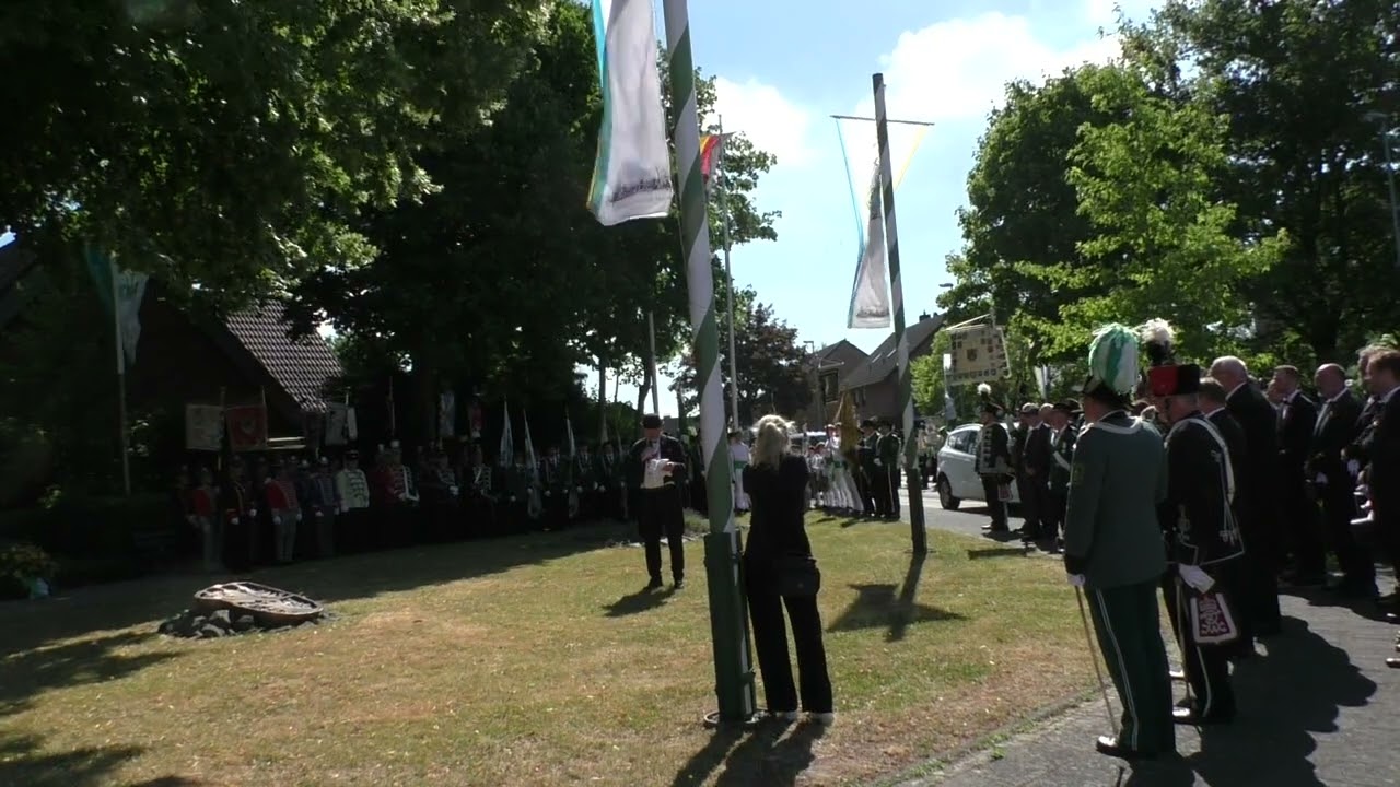 Brauchtum & Tradition NRW - 529. Schützenfest Bedburg Königshoven 2025  Kranzniederlegung