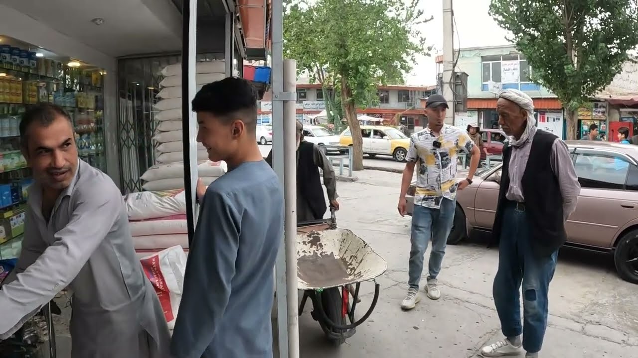 爆炸幸存者，70歲老人落淚訴苦，送去面粉油讓街頭殘疾人告別饑餓