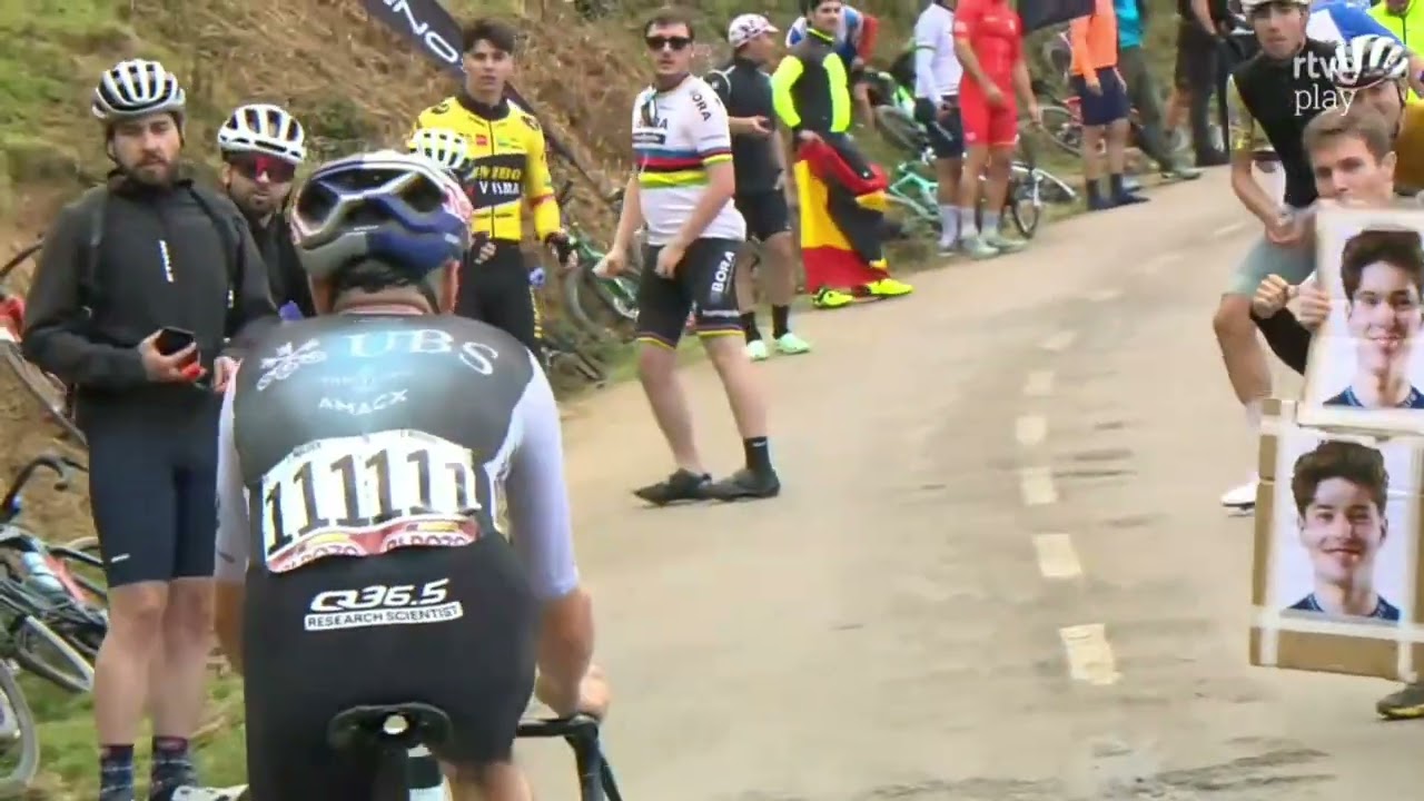 LaVuelta25. Etapa 13. Cabezón de la Sal - L' Angliru. Moto con Pidcock / Pellizari-Riccitello / Gall