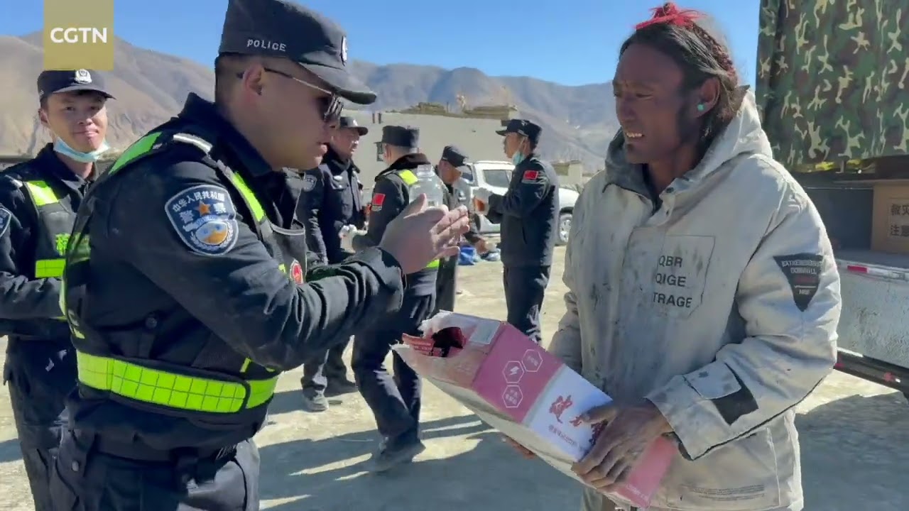 Volunteers and police jointly support earthquake relief in Xizang