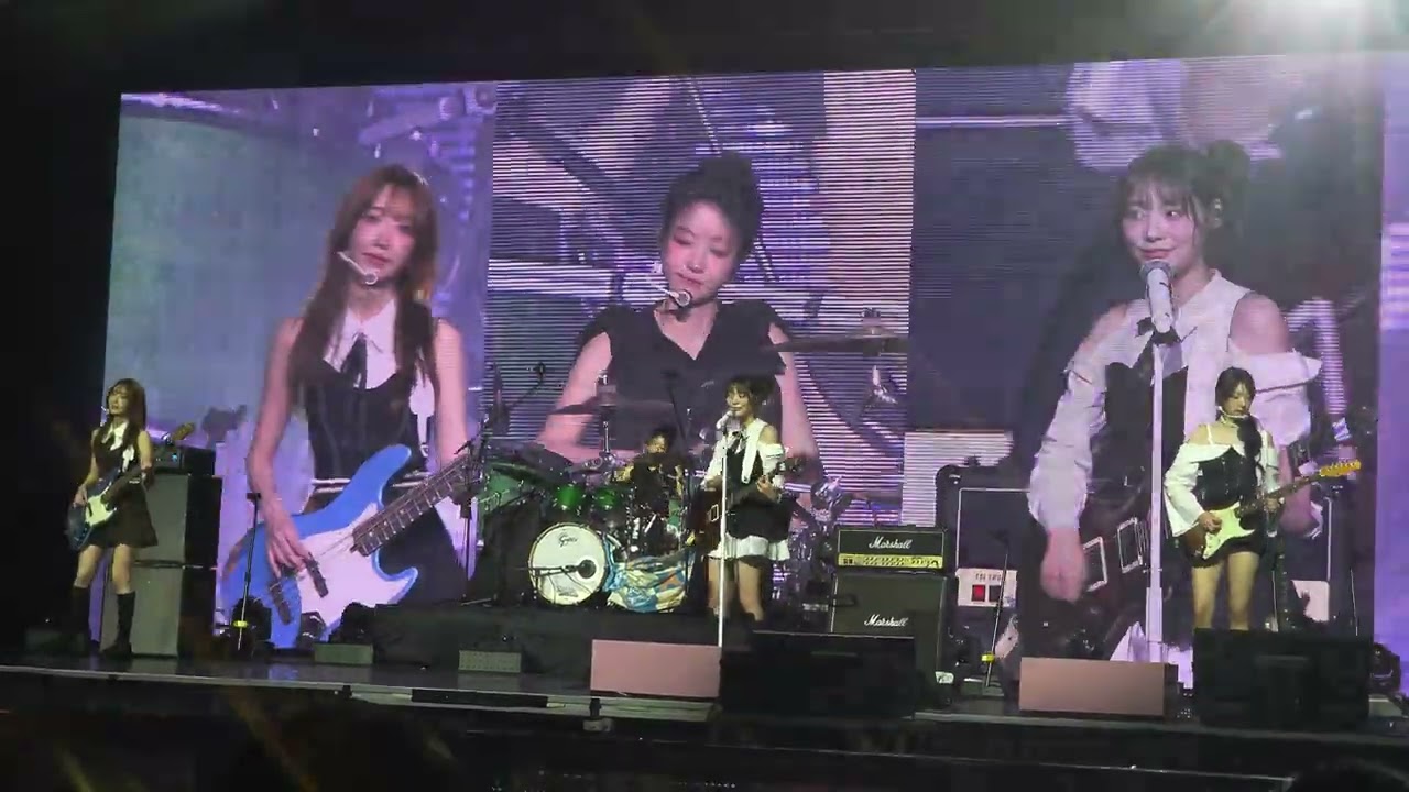 QWER 1ST WORLD TOUR 'ROCKATION' in HONG KONG - Ferris Wheel (대관람차) - 8/2/2026