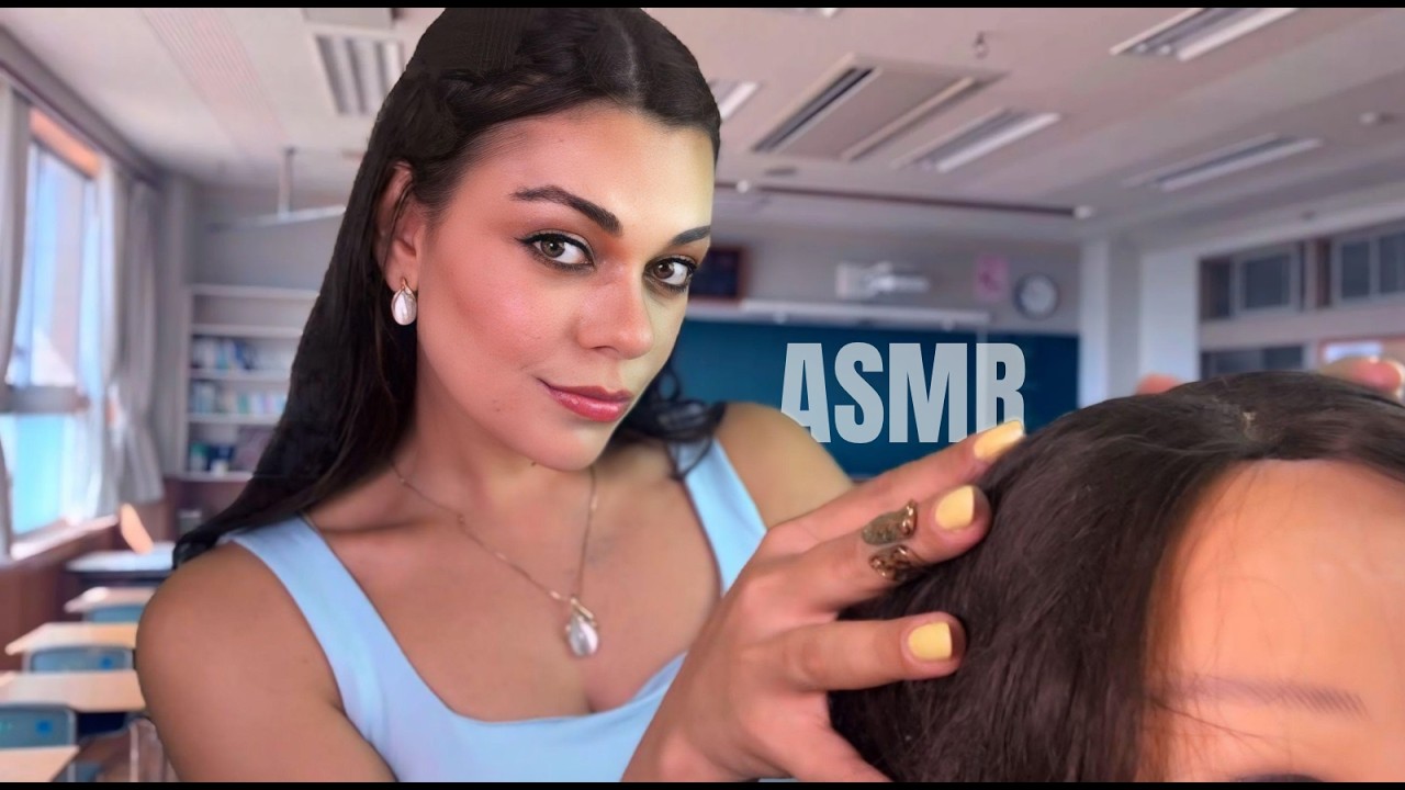 ASMR: A Menina Que Senta Atrás De Você Te Relaxa Na Sala 💆🏻‍♀️😴