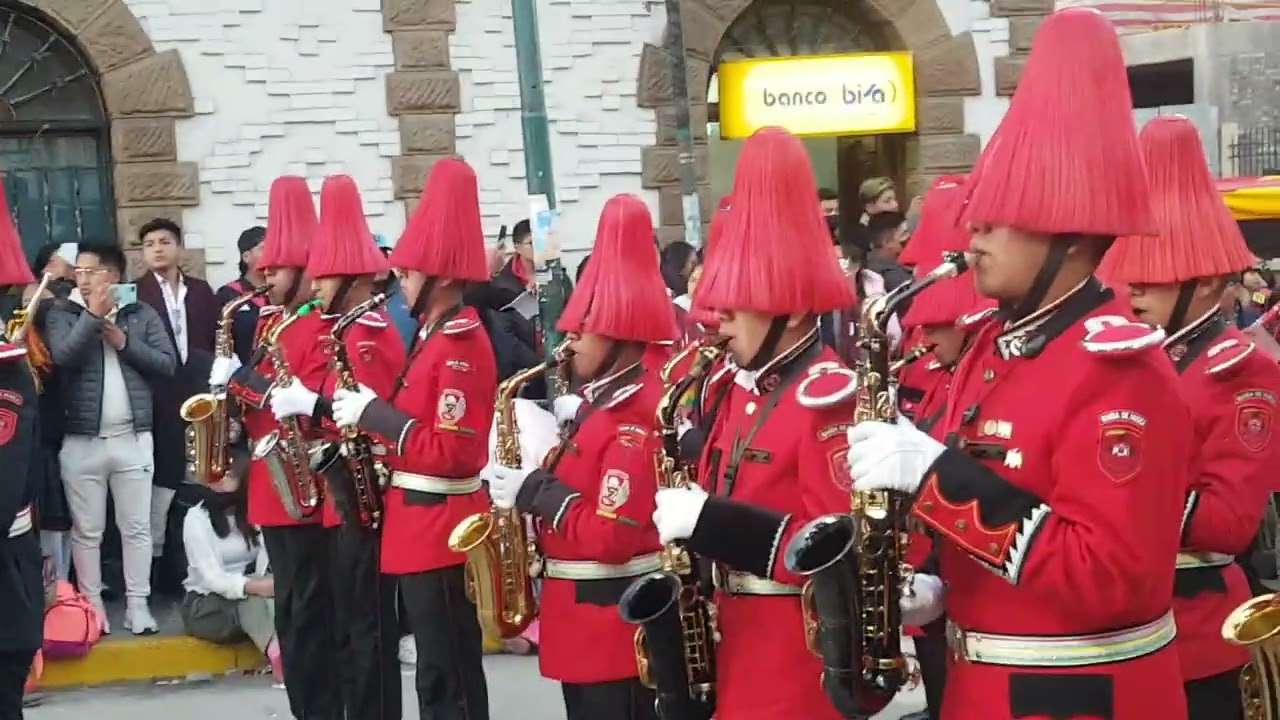 Colegio Saracho desfile Agosto 2023, ingreso plaza principal Oruro