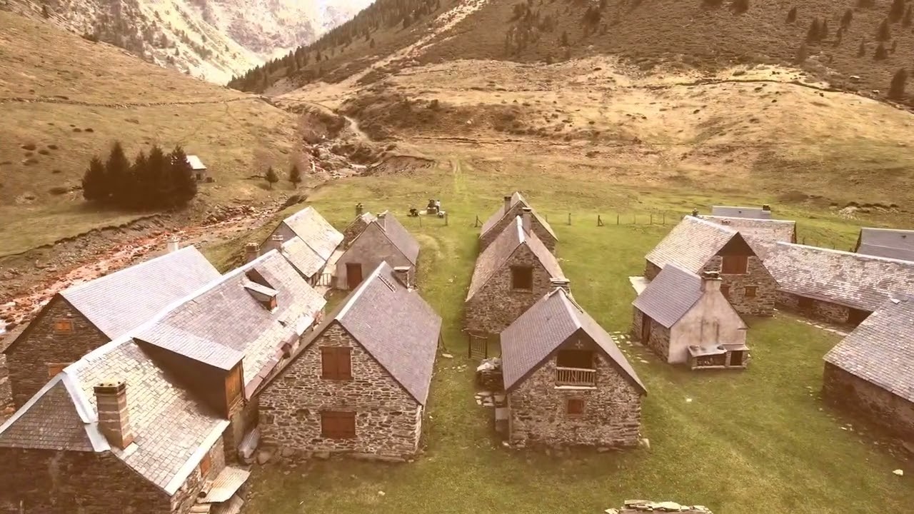 LES GRANGES DU MOUDANG ou quand un drone passe sous un pont