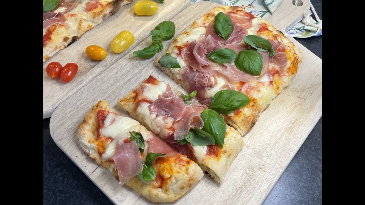 Pinsa med tomatsås, mozzarella och prosciutto