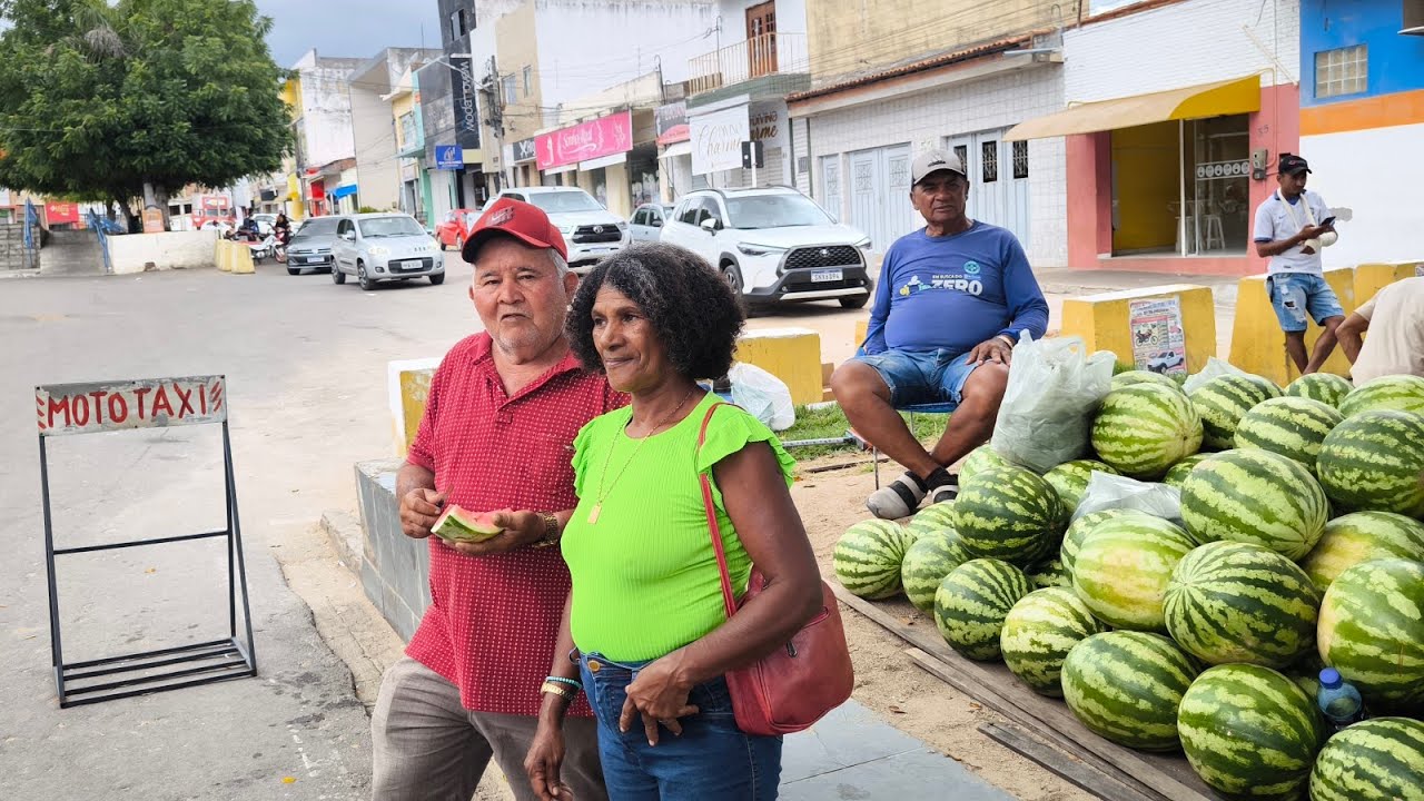 DONA KINOR E CÍCERO FAZENDO COMPRAS NA CIDADE DE SÃO JOSÉ DO BELMONTE PERNAMBUCO.