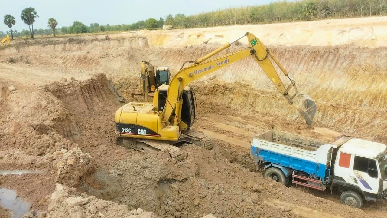 Expert Excavator Loading on Slopes | No Spill, Maximum Control