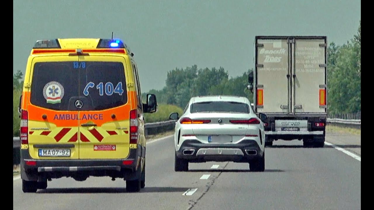Szirénázó mentőt jobbról előző BMW az M5-ös autópályán, 2021. júliusában