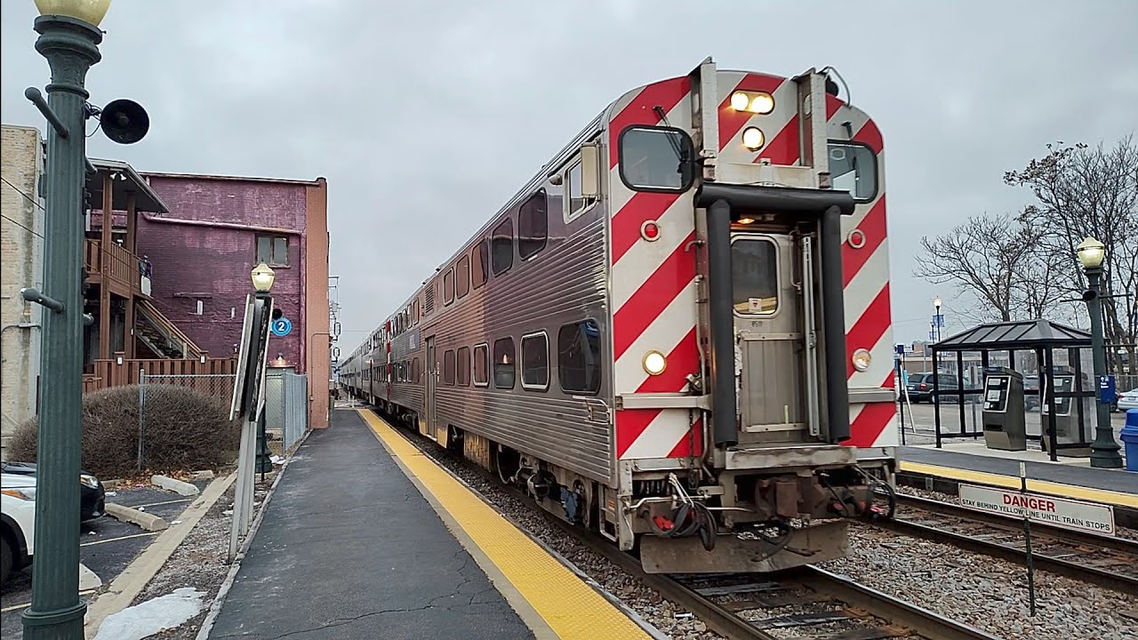 Metra cab-car 8511 east with SD70MACH 509 at Elgin, Illinois on Christmas Eve 2025